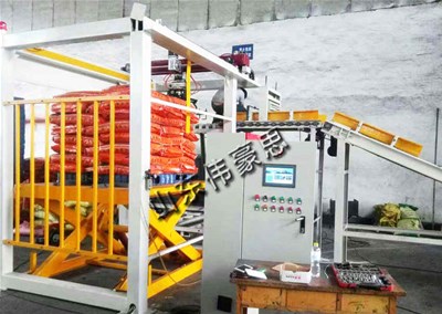 面粉高位碼垛機，龍門式碼垛機械手工作現場