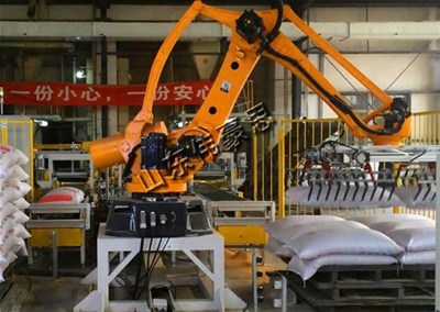 磷肥袋料碼垛機械手的優勢和對企業的幫助