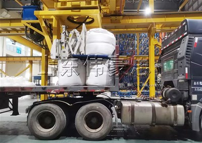化工粉料噸包裝車機(jī) 全自動(dòng)噸袋裝車機(jī)現(xiàn)場(chǎng)