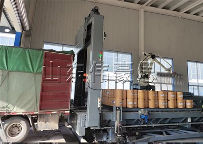 啤酒桶全自動裝車機 推進式裝車機工作現(xiàn)場