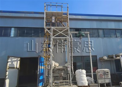 白炭黑自動(dòng)噸袋拆袋機(jī)的特點(diǎn)是什么？